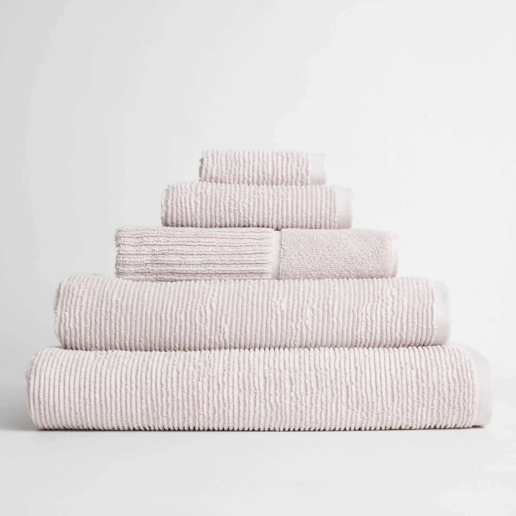 Royal Doulton Eden ribbed towel set stacked in Blush